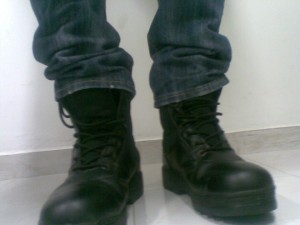 Xtudr - calibootman: Young man from Cali interested in meeting people with similar tastes.