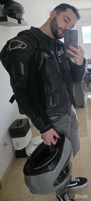 Xtudr - HappySmiley: Biker of 31 years, I like leather, smells, feet, licking boots and being pissed on