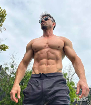 Xtudr - HugoBossDom: Entrenador de alfas sumisos, cachorros con correa y mentes rebeldes 🖤
Dominante, juguetón y con un gusto muy claro por ...