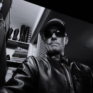 Xtudr - ALPHALEATHER: MACHO CUERO CUELLO ROJO - 
Hombre dominante superior, dominante y creativo, aventurero y depravado de manera perversa....