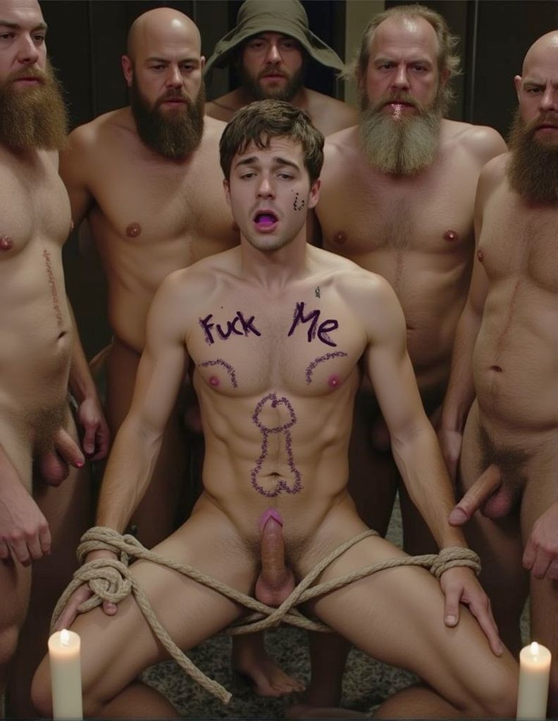 Esclavo joven está de rodillas delante de varios hombres maduros con mal aspecto que pertenecen a una oscura secta. Han ensuciado su cuerpo con pinturas obscenas y han escrito en su pecho 