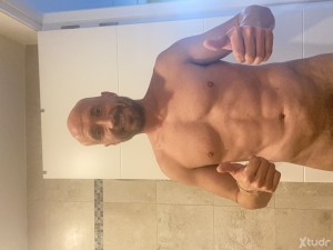 Xtudr - mitotoestragon: Cuerpo de macho compacto y culito hambriento con morbo por el role play.
¿Me trataras como tu putita después de un l...