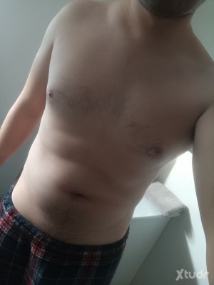 Xtudr - ChicoNuevo: I'm looking for mature men, 40 and older, endowed with 18cm or more for something steady. No kissing, just sex.