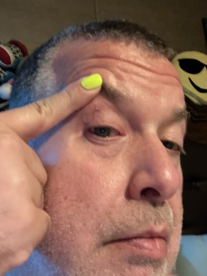 Xtudr - h93v7xwv: Un hombre blanco de 55 años viviendo solo en un pequeño trozo de tierra en Alabama. ¿Puedes ver eso? El hombrecito saltand...