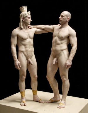 Akhenatón (originalmente llamado Amenhotep IV) fue un faraón egipcio que gobernó durante la Dinastía XVIII (Imperio Nuevo), aproximadamente entre 1353 a.C. y 1336 a.C. Es un hombre faraón de los más fascinantes y revolucionarios de la historia egipcia debido a su radical reforma religiosa. Está totalmente desnudo y en sus pies lleva sandalias de lujo de oro. Tiene un pene erecto de 20 cm de longitud y 8 cm de diámetro. Es admirado por su bello. Tiene grandioso pene de 22 cm de longitud y 9 cm de diámetro y lo tiene en erección. Tiene el pene erecto. Aspecto muy masculino. A su lado hay otro hombre que lo ama, le abraza por la cintura