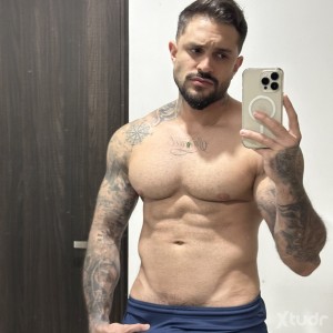 Xtudr - williams12: 
I’m a dominant top and I can be bottom as well  I’m into taking control on my submissive bottoms I love nipple play lov...