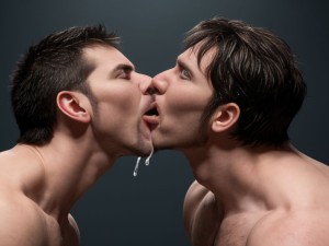Serie guarreo. Dos machos viciosos se dan un beso con saliva
