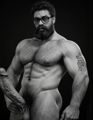 Fotografía hiperrealista en blanco y negro de un hombre adulto musculoso a la vista desde las rodillas para arriba hasta la cabeza, cuerpo muy delgado con musculación marcada y definida, rostro masculino, totalmente desnudo con polla erecta de treinta centímetros de longitud y ocho centímetros de diámetro, tiene rasgos marcados duros expresivos, barba densa poblada tupida oscura estilo hipster cubriendo completamente mandíbula mentón mejillas con grosor uniforme textura abundante muy definida, bigote denso tupido oscuro conectado perfectamente con la barba completa cubriendo completamente el labio superior, pelo oscuro medio peinado completamente recto hacia arriba con volumen considerable estilo hipster moderno quiff puntas verticales texturizadas hacia el cielo con altura prominente, cejas gruesas oscuras pobladas muy marcadas definidas, gafas de montura completa negra cuadradas grandes estilo hipster moderno sobre el puente de la nariz enmarcando unos ojos oscuros intensos que miran directamente a cámara con expresión seria penetrante confiada, expresión facial seria masculina sin sonrisa con mirada directa desafiante, pómulos marcados definidos angulares, nariz recta proporcionada, labios medios apenas visibles completamente cubiertos por bigote denso que conecta con la barba hipster completa, torso desnudo muy musculoso con pectorales enormes desarrollados y definidos, hombros anchos musculosos deltoide prominentes, brazos musculosos gruesos con bíceps y tríceps marcados visibles a ambos lados del cuerpo, abdomen tonificado marcado visible desde la cintura, piel con textura realista detallada poros imperfecciones sutiles, vello corporal denso oscuro abundante cubriendo pectorales abdomen brazos hombros con textura natural masculina muy visible, tatuaje en tinta negra en el bíceps del brazo derecho con la palabra exacta "hipsterbarba" en tipografía negra sans-serif clara legible tatuada sobre la piel del brazo de tamaño mediano visible proporcionado, iluminación dramática lateral direccional que crea contraste alto marcado entre luces brillantes y sombras profundas resaltando la estructura facial angular la barba hipster densa las gafas cuadradas grandes el vello corporal abundante la musculatura del torso los brazos y en el bíceps derecho tiene un tatuaje con la palabra a la vista: "hipsterbarba", fondo completamente oscuro negro liso uniforme desenfocado sin distracciones, fotografía analógica en blanco y negro de alto contraste con grano fotográfico sutil visible estilo retrato hipster masculino fitness, enfoque nítido absoluto perfecto en el rostro especialmente en los ojos detrás de las gafas la barba hipster densa el bigote tupido el pelo vertical el vello corporal el torso musculoso y el tatuaje en el brazo derecho con la palabra a la vista "hipsterbarba", encuadre vertical desde las rodillas cintura hacia arriba mostrando pene erecto de treinta centímetros de longitud completamente todo el torso superior los brazos musculosos y la cabeza, calidad fotográfica hiperrealista 8K máxima definición detalle extremo, renderizado cinematográfico fotorrealista profesional.