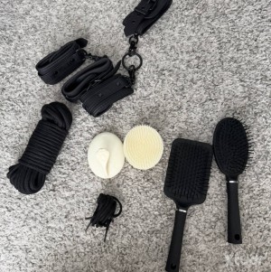 Xtudr - ticklecuervo: Soy SWITCH, pero en las manos correctas. Busco chicos para sesionar con tickling, edging, bondage, cum control, estimu...