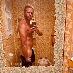 Xtudr - AmoParaEsclavo_: I'm looking to take total control.
If you like any of the following, write to me:
- Role-playing games
- Rimming
- ...