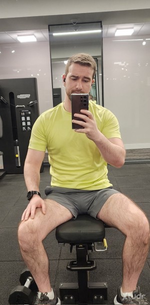 Xtudr - Robert999: I'm here looking for a serious relationship with the right man if there's chemistry between us. I'm a very caring, honest...