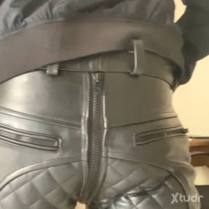 Xtudr - cerdovicio: Cerdako busca vicio sesión fist muy puerco no me va tíos desnudos , ropa fetish cuero rubber …🐽😈🐷🍬🍭