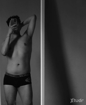 Xtudr - dannrc: Looking for fun, i can be slave or dom
I can be whatever you want or control you however you want
I am very open mind so let...