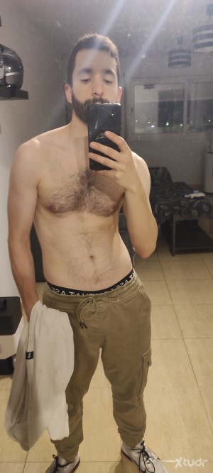 Xtudr - HappySmiley: Motero de 31 años, me gusta el cuero, olores, pies, lamer zapas y ser meado