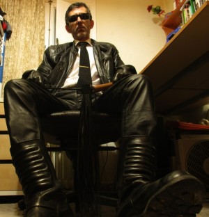 Xtudr - AMOSUNRA: Dominant male chaser, severe and demanding.
I'm not your uncle, nor your buddy, if you want I can be your master, but make...