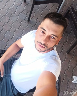 Xtudr - Lary123: I'm looking for a dominant man, I want to kiss his feet and have him pee in my mouth.