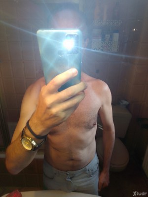 Xtudr - Machoactivoconsitiovicioso: Masculino activo con sitio vicioso me gusta besar acariciar pezones mamarla comerte la boca poya y lefa....