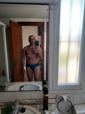 Xtudr - esclavo~lamebotas: Esclavo pasivo aficionado a hacer ejercicio físico, por lo que me conservo bien, con una expresión ligeramente af...