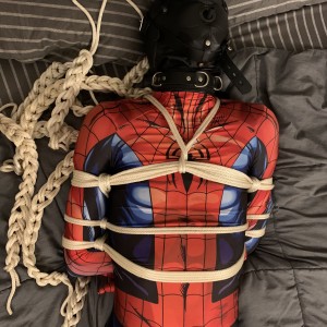 Xtudr - Geka89: Spiderman & Bondage, quiero atarte, amordazarte, follarte duro el culo y la boca... y que luego me lo hagas tú a mí.
