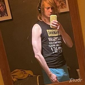 Xtudr - charlie_twink: 24 year old nerdy Bi autistic twink,  loves anime, gaming and the gym.