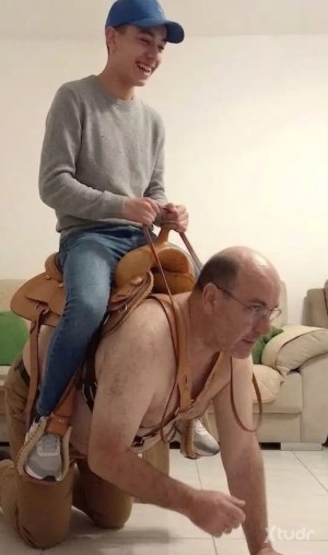 Xtudr - Pony_Slave: Pony Slave Remón.
El esclavo de las fotos es real. Si estás interesado, ponte en contacto. 