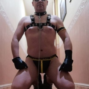 Xtudr - sumis88: Submissive looking for dominant man with big penis and boots.