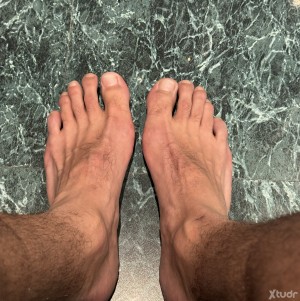 Xtudr - feetfetish69: Vengo del gym y estoy todo sudado, busco un sumiso que me limpie los pies polla y axila con su lengua
