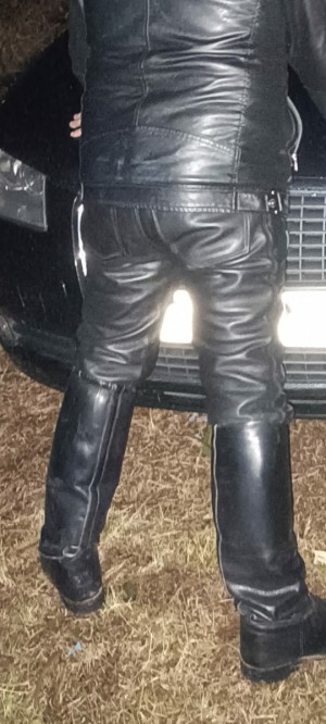 Xtudr - Cuero-Boot: Lover of boots and leather gloves, and latex, looking for similar.
