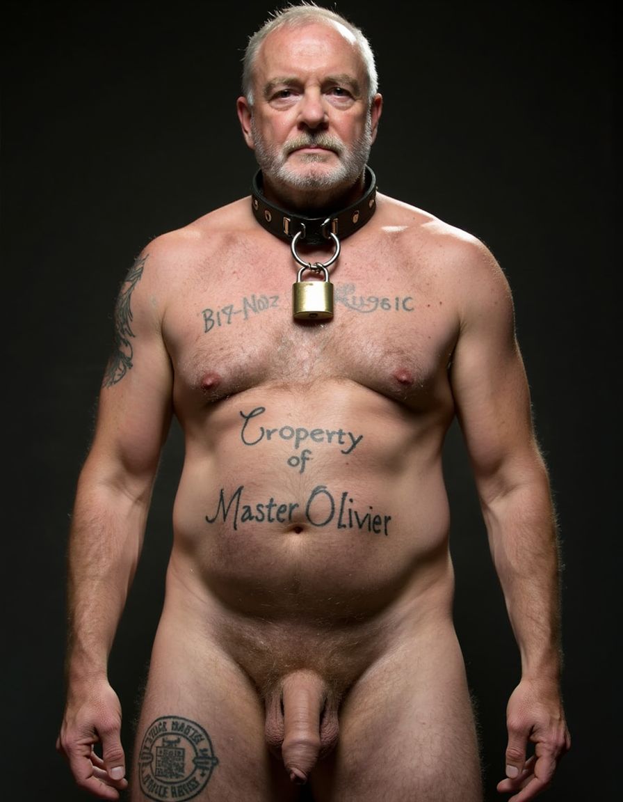 Un hombre esclavo de 70 años, con un cuerpo completamente desnudo, mostrando cada centímetro de su piel. Un collar de acero rodea su cuello, cerrado con un candado que refleja la luz, simbolizando su sumisión. Su cuerpo, aunque maduro, sigue siendo fuerte y musculoso, con cada músculo bien definido.
En su entrepierna, un cock ring de 4 cm de diámetro rodea la base de su pene, resaltando su erección y añadiendo un toque de dominación a su apariencia. Sus pezones están perforados con piercing que brillan con un toque metálico, recordando el dolor y el placer que conlleva la sumisión.

En su torso, un tatuaje claro y visible proclama 