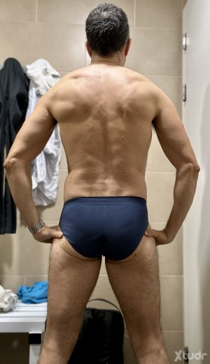 Xtudr - ramix: Muscular, athlete, horny and perverted, not shaved. Out of the scene, without attitude. Spanish. Handsome face. I have a good...