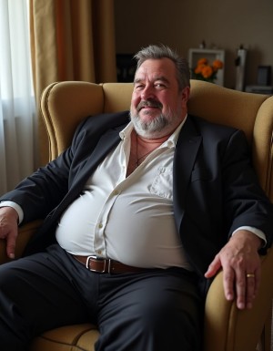 La escena es un hombre de 65 años sentado en un sillón . Mide 1'95 metros. Cuerpo fuerte y fornido con una barriga grande. Es peludo y tiene una barba bien recortada. El pelo cano peinado hacia atrás. Mira hacia la cámara de forma que notas que te mira a tí. Mira sonriendo con lascivia y superioridad. Va vestido de traje y camisa blanca. El traje aprieta mucho su cuerpo y la camisa blanca también. De forma que se marcan sus brazos, la forma de la barriga y el pecho, llegando a marcarse los pezones gordos. La camisa está abierta porque no cierra por la tensión en el pecho y se ve el abundante pelo