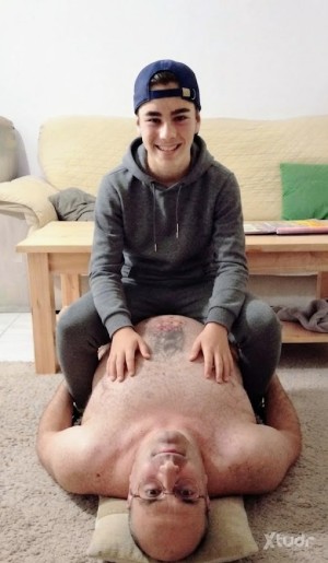 Xtudr - RemonSlave: Esclavo.... El esclavo de las fotos es real....cash, se puede hablar... Lo que ves en el abdomen de algunas fotos son qu...