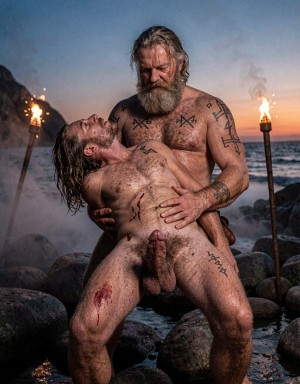 Amleth y Aurvandil.  Versión cinematográfica explícita de la imagen: Dos guerreros vikingos adultos de cuerpo entero se aferran en una pose ritual intensa sobre la orilla rocosa de un fiordo nórdico al anochecer, con el guerrero de 29 años delante arqueando la cabeza hacia atrás y el rey guerrero de 48 años sujetándolo por la cintura desde atrás. La niebla baja se arrastra entre piedras húmedas, antorchas reales lanzan chispas y humo ondulante, y la piel muestra poros, barro agrietado, sangre seca, cicatrices elevadas, tatuajes rúnicos oscuros, vello corporal, cabello enmarañado y barbas sucias. El contraluz crepuscular profundo dibuja un degradado de azul cobalto a naranja quemado, mientras una iluminación cinematográfica de tres puntos añade clave alta controlada y relleno lateral cálido sobre los torsos. La composición vertical 9:16 usa lente anamórfica de 40mm, grano analógico tipo Kodak Vision3 500T, contraste HDR con sombras profundas y altas luces contenidas, en un realismo brutal de saga nórdica.