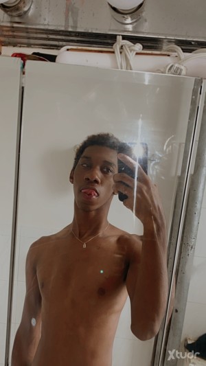 Xtudr - kaylan: Chilled & laid back 🙃👌🏽 new friends is welcome I don’t mind fun time from time either yes I’m tall & slim wit a big d!ck & a...