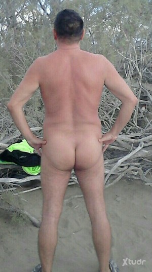 Xtudr - Rikimamon: I can translate that for you. 
Bisexual, wanting to meet people in the Cantabria and Basque Country area.