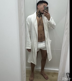 Xtudr - feetfetish69: Vengo del gym y estoy todo sudado, busco un sumiso que me limpie los pies polla y axila con su lengua