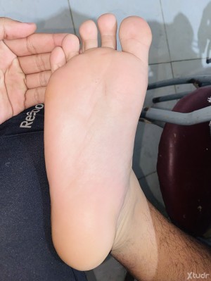 Xtudr - sumisopies22: Necesito un amo que me ponga los pies en la cara y me diga qye hacer 🥵