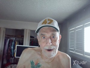 Xtudr - NakedGrandpa: Estoy casado y deseo entretener a un amo activo para su placer. 
Translation: I'm married and wish to entertain a comm...