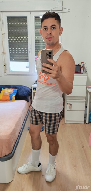Xtudr - MikeFla: I'm a masseur and I like to meet people and do things. After I finish my job, I can go to your home. My WhatsApp is 6042946...