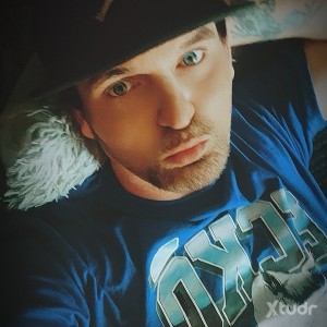 Xtudr - Blueyed513: Zaddy looking for someone younger to match my vibe & Freak level. Love good times and vibes. Love vaping having fun. Com...