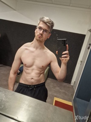 Xtudr - Snauwflakes: im tall and into a lot of things 