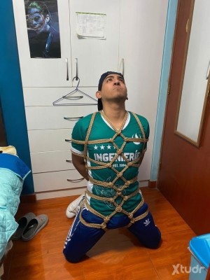 Xtudr - alexBDSM: Soy alex me gusta la ropa deportiva y que me usen vestido con ropa deportiva. Si me prestas para la session o compras norm...