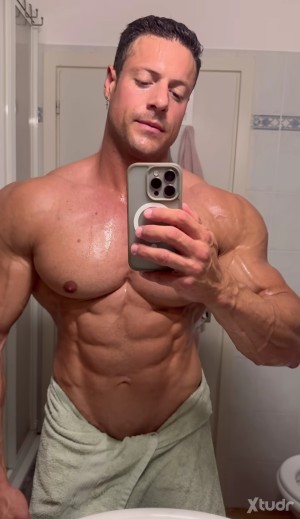 Xtudr - Iv77: 1.88, 105 kilos. I like going to the gym and doing sports. Bottom 100%.
