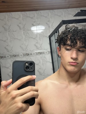 Xtudr - Matiii_09: Gente de mi edad cerca, no mayores de 20 y no peludos. Gente normal, ni osos ni drag queens pf.