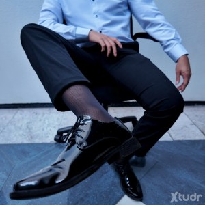Xtudr - sheersocks: Chavo con gusto por los sheersocks, hombre en ropa formal.
Caricias en los pies en publico, fotos y un poco el exhibicio...
