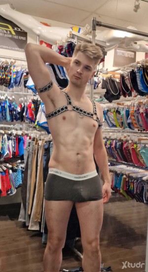 Xtudr - Snauwflakes: im tall and into a lot of things 