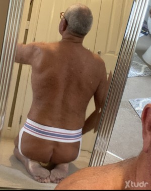 Xtudr - Baranq: NO CLEAR FACE PHOTO - NO REPLY !!
Tall hairy English bottom guy seeks younger active top guy 25-55 for fun and friendship.
N...