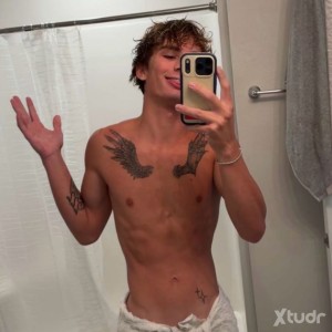 Xtudr - sexyGIO: Wassup my name is Gio and I’m Bi. I prefer boys and loves to be dominated or dominate.