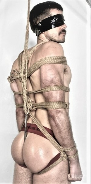 Xtudr - Javier93: Bondage como estilo de vida, ser libre y feliz estando totalmente inmovilizado. 
Las fotos restantes del perfil es lo que ...