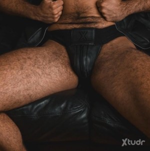 Xtudr - TbrandCT: Papá cerdo entra en sesiones de juego kink largo, cuanto más sudoroso mejor.
